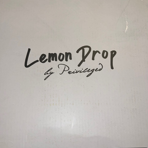 Lemon Drop by privileged  new in box Walter Size 10 - Picture 4 of 7